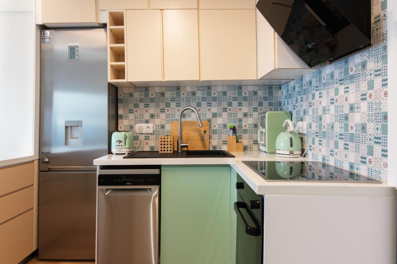 Luxury 1-Bedroom Apartment By The Sea In Афины Экстерьер фото
