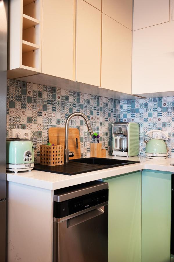 Luxury 1-Bedroom Apartment By The Sea In Афины Экстерьер фото